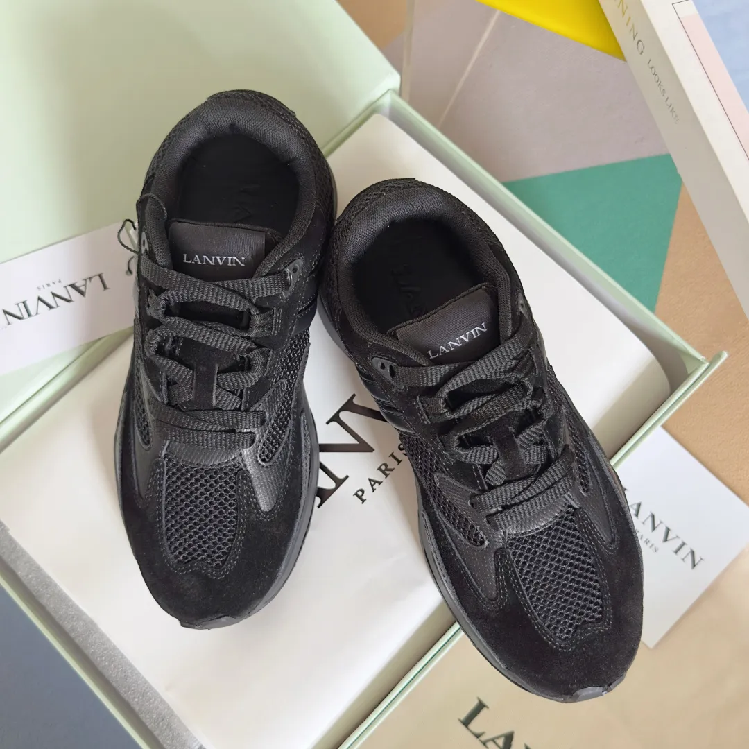 Top version: Couple model 290 Lanvin Lanvin's latest Jla series Couple model Mesh Thick sole Casual sports shoes Running shoes Original purchase, development and production This men's and women's sports shoes are light and comfortable, and the mesh design makes the uppers lighter. They are not afraid of stuffy feet, and the shoes look fashionable when paired with skirts and trousers. The upper is decorated with LANVIN's classic •J logo. The curved lines pay tribute to the circular element of the LANVIN logo, showing the brand's ingenuity. This shoe combines sports, fashion and craftsmanship. The delivery counter has exquisite packaging 🛍📦 ▪️ Fabric: Original customized mesh + cowhide ▪️ Lining: Original imported breathable mesh ▪️ Sole: Exclusive molded foam + TPU material ▪️ Bottom thickness: 4CM ▪️ Size: Women's 35-41 / Men's 39-45